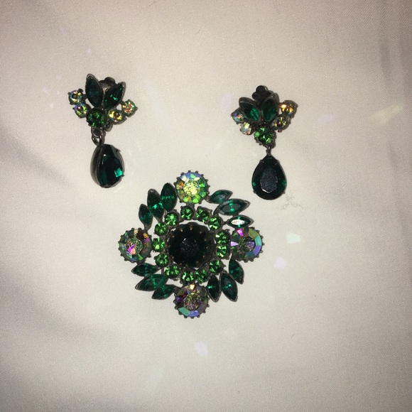 SOLD Matching pin and clip on earrings - Picture 2 of 7